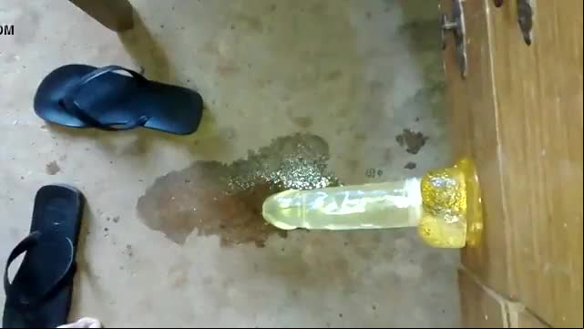 Gemendo no consolo de calsinha e gozar